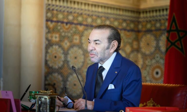 جون أفريك: الملك محمد السادس يقود نموذجا مغربيا متفردا في الحكم والتنمية