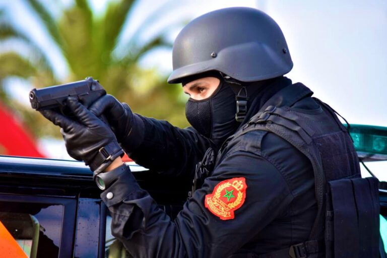فاس.. الشرطة تستعمل الرصاص ومنظومة السلاح البديل “TASER” لتوقيف شخص هدد حياة المواطنين بسكينين