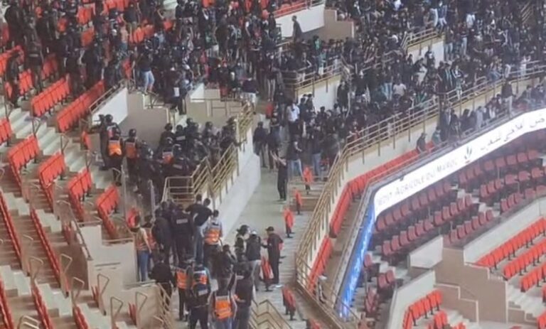 شغب جماهيري يفسد مباراة الكلاسيكو بين الجيش والرجاء