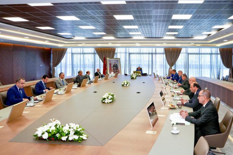 المدير العام للأمن الوطني ولمراقبة التراب الوطني يترأس اجتماع عمل استراتيجي لوضع خارطة طريق جديدة لأمن الملاعب الرياضية